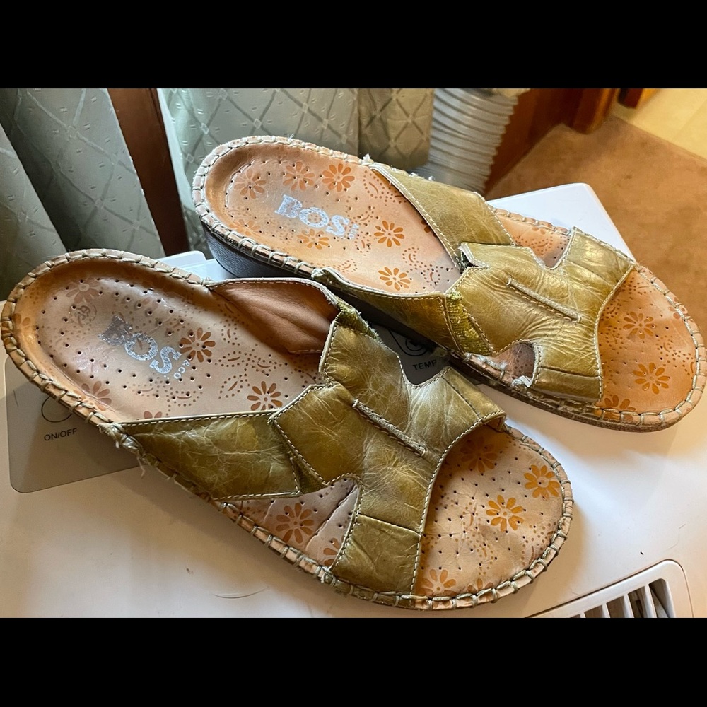 Bos & co green sandals size 39